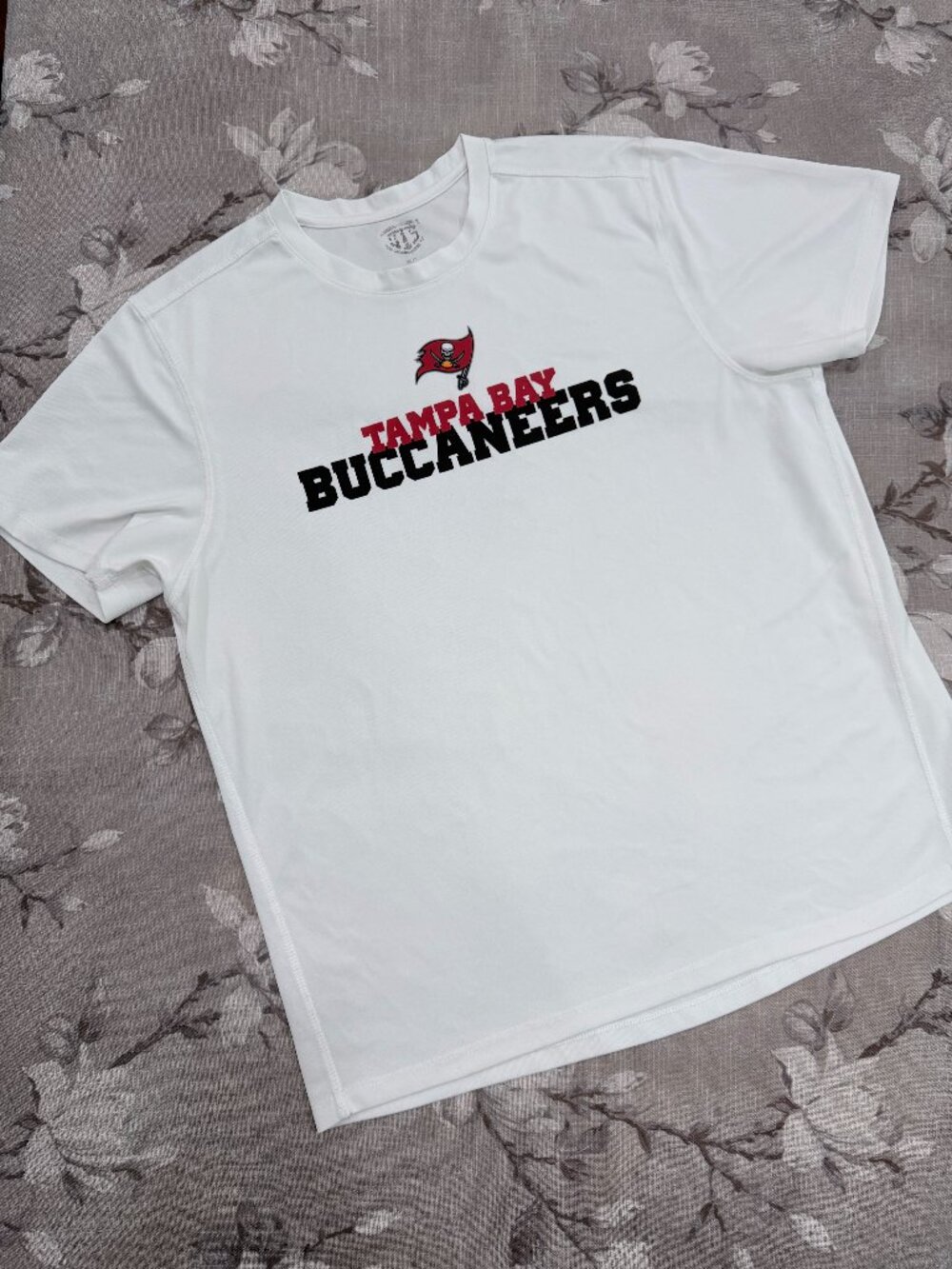 Tampa Bay Buccaneers Performance T Shirt Mens XL White NFL Football Athletic Tee